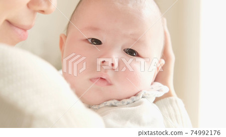 媽媽抱抱寶寶 74992176