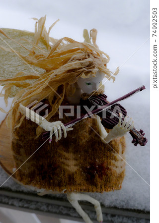 A fairy at the foot of the violin 74992503