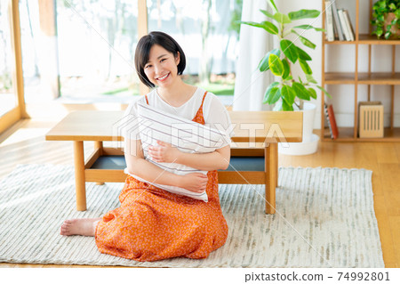 Young woman relaxing in the living room 74992801