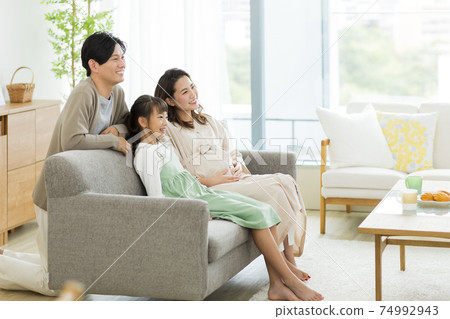 Family pregnant woman spending time in the living room 74992943
