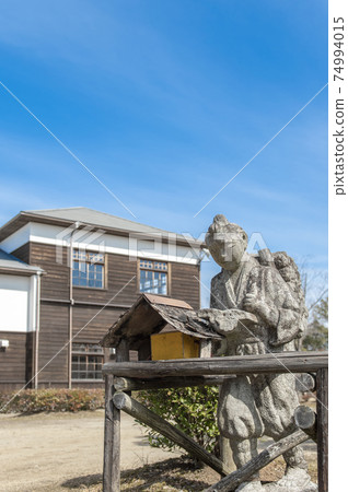 Stone statue of Kinjiro Ninomiya and wooden school building 74994015