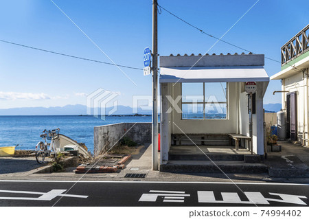 Bus stop that becomes a picture by the sea 74994402