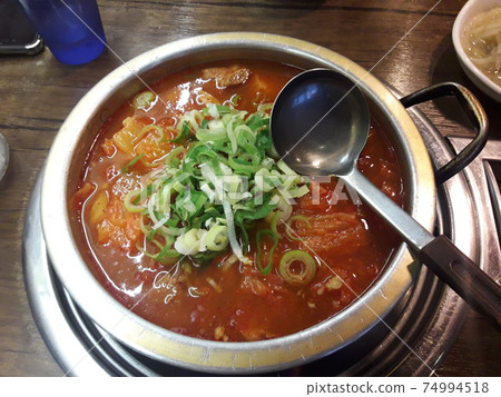 Yang is deliciously spicy steamed pork ribs in a pot 74994518