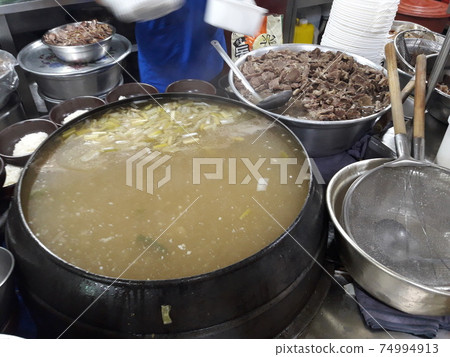 Cauldron filled with Gomtang 74994913