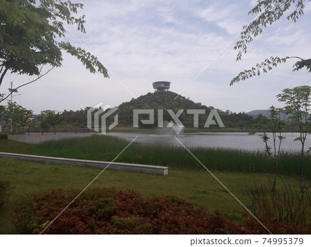 湖公園的噴泉和湖泊 74995379