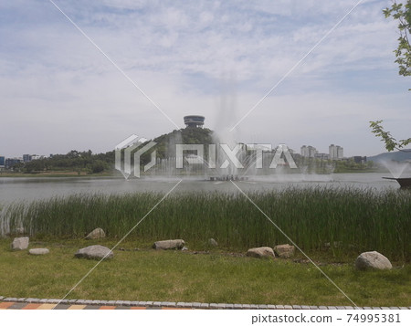 高聳的公園噴泉和觀景台 高聳的公園噴泉和觀景台 74995381