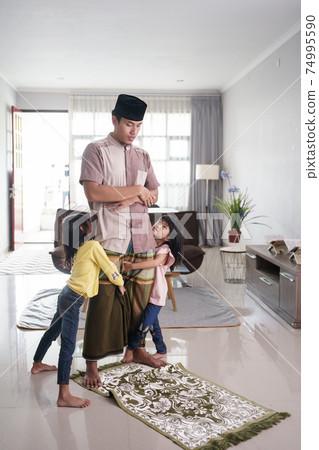 muslim father being disturbed by his daugther muslim father being disturbed by his daugther 74995590