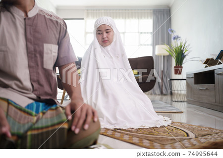 muslim husband and wife praying jamaah together at home muslim husband and wife praying jamaah together at home 74995644