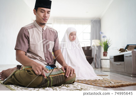 muslim husband and wife praying jamaah together at home muslim husband and wife praying jamaah together at home 74995645