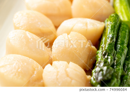 Sautéed scallops and asparagus. 74996084