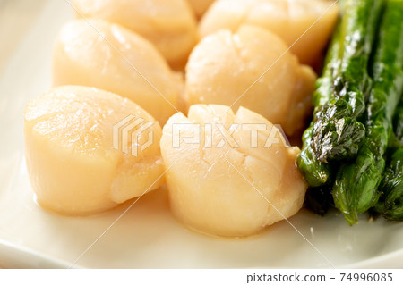 Sautéed scallops and asparagus. Sautéed scallops and asparagus. 74996085