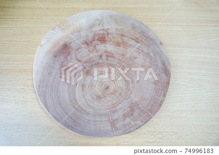 Round wooden chopping board Round wooden chopping board 74996183