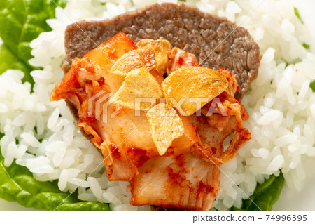 生菜捲烤肉飯。 74996395