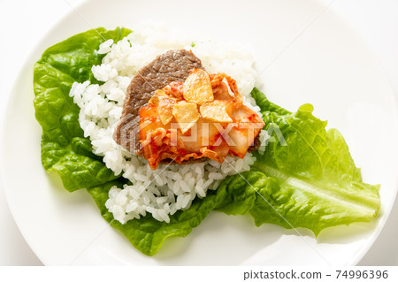 生菜捲烤肉飯。 74996396
