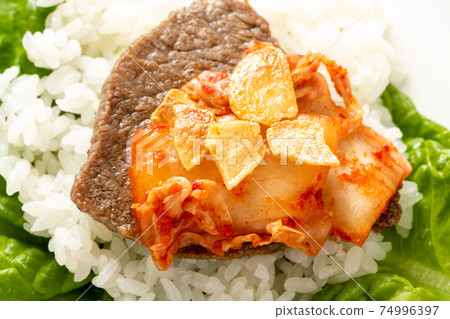 生菜捲烤肉飯。 74996397