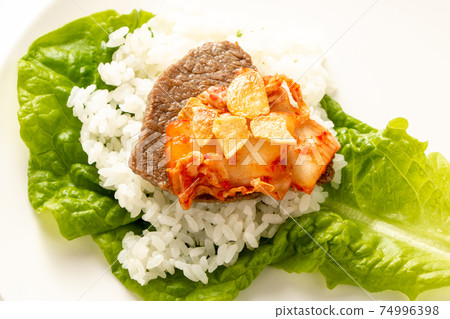 生菜捲烤肉飯。 74996398