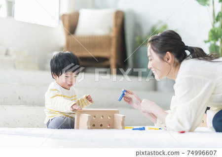 母親和孩子玩木製玩具 74996607
