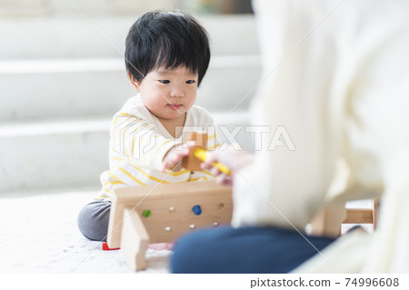 母親和孩子玩木製玩具 母親和孩子玩木製玩具 74996608
