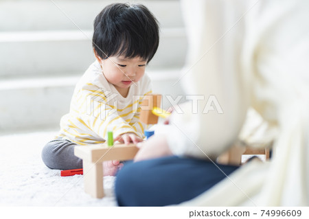 母親和孩子玩木製玩具 74996609