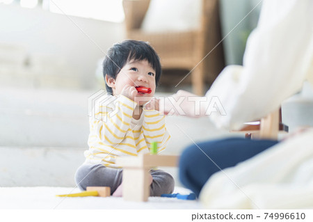 母親和孩子玩木製玩具 母親和孩子玩木製玩具 74996610