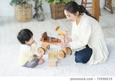 母親和孩子玩木製玩具 母親和孩子玩木製玩具 74996619