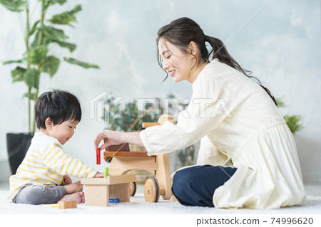 母親和孩子玩木製玩具 母親和孩子玩木製玩具 74996620