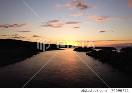 Autumn Toyama Bay, sunset seen from the coast of Nyuzen Town, Toyama Prefecture Autumn Toyama Bay, sunset seen from the coast of Nyuzen Town, Toyama Prefecture 74996751