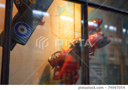 Tin toy 74997054