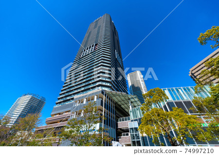 View of Tokyo cityscape of Japan, such as "Kachidoki View Tower", a skyscraper consisting of apartments and stores View of Tokyo cityscape of Japan, such as "Kachidoki View Tower", a skyscraper consisting of apartments and stores 74997210