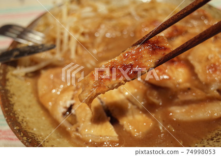 豆芽磨碎的通心粉洋蔥醬 74998053