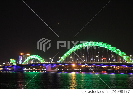 越南峴港:龍橋之夜秀 越南峴港:龍橋之夜秀 74998157