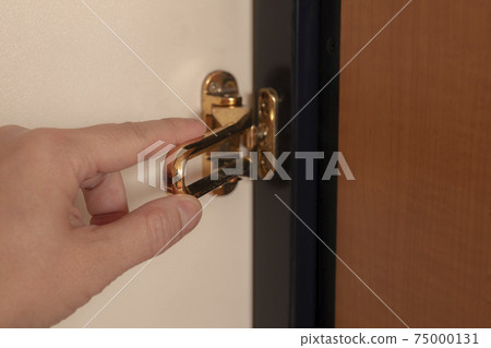 Lock the front door Lock the front door 75000131