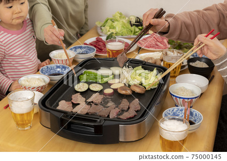 烤肉與家人一起在家裡 75000145
