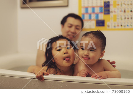 Parent and child taking a bath Parent and child taking a bath 75000160