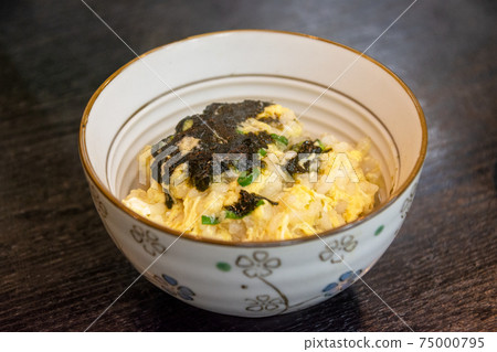 稀飯放在陶碗裡。雞蛋粥。海藻。切碎的蔥。 稀飯放在陶碗裡。雞蛋粥。海藻。切碎的蔥。 75000795