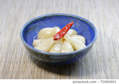 酸甜的手工醃製的蔥 酸甜的手工醃製的蔥 75000801
