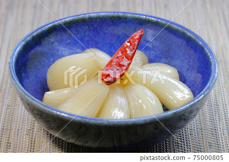 Handmade pickled scallions in sweet and sour Handmade pickled scallions in sweet and sour 75000805