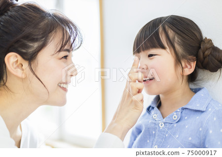 Parents and children doing skin care Parents and children doing skin care 75000917