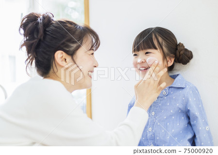 父母和孩子做皮膚護理 75000920