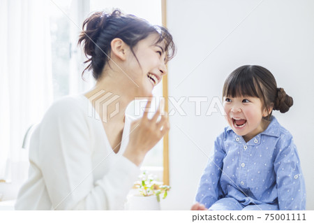 Parent and child, mother and child, smile, good friends Parent and child, mother and child, smile, good friends 75001111