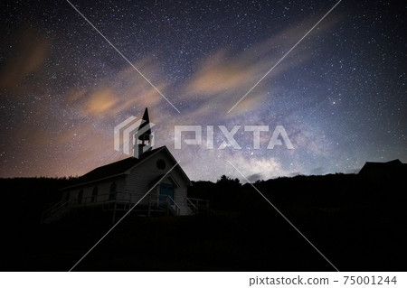 《山口縣鐵之島》星之島，銀河系和小教堂的星空 75001244