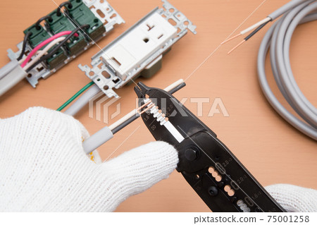 Electrical work: Work to strip off the insulation coating of the cable Electrical work: Work to strip off the insulation coating of the cable 75001258