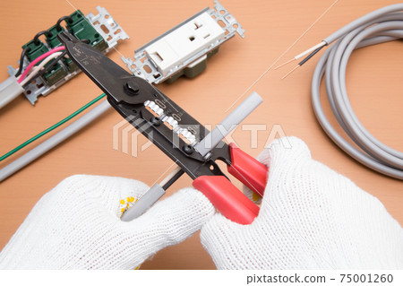 Electrical work: Work to strip off the insulation coating of the cable Electrical work: Work to strip off the insulation coating of the cable 75001260