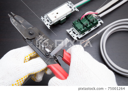 Electrical work: Work to strip off the insulation coating of the cable 75001264