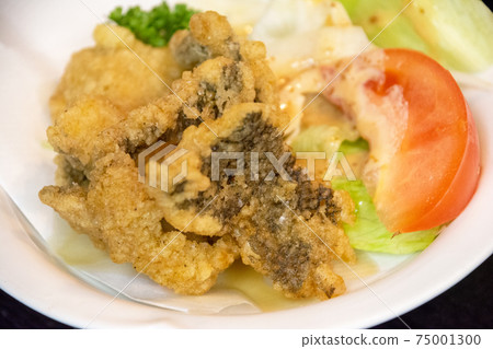 Fried pine bark. Kue, fried chicken skin. Que pot appetizer. tomato. lettuce. Sesame dressing. 75001300