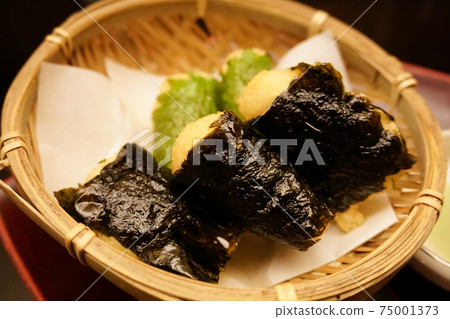 Deep frying Iwabe of Yamato 75001373