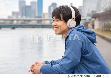 享受音樂的男人的形象 75001505