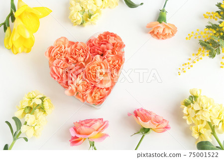 Flower arrangement with mimosa Flower arrangement with mimosa 75001522