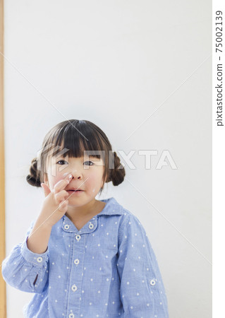 Children doing skin care Children doing skin care 75002139