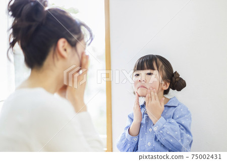 父母和孩子做皮膚護理 75002431